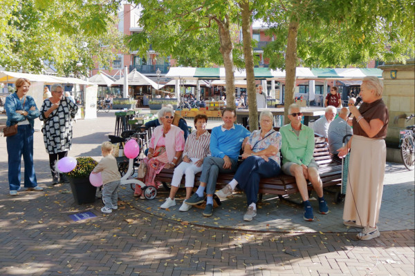 Wethouder Jenny Vermeer onthult Praatjesbank op Marktplein in 's-Gravenzande