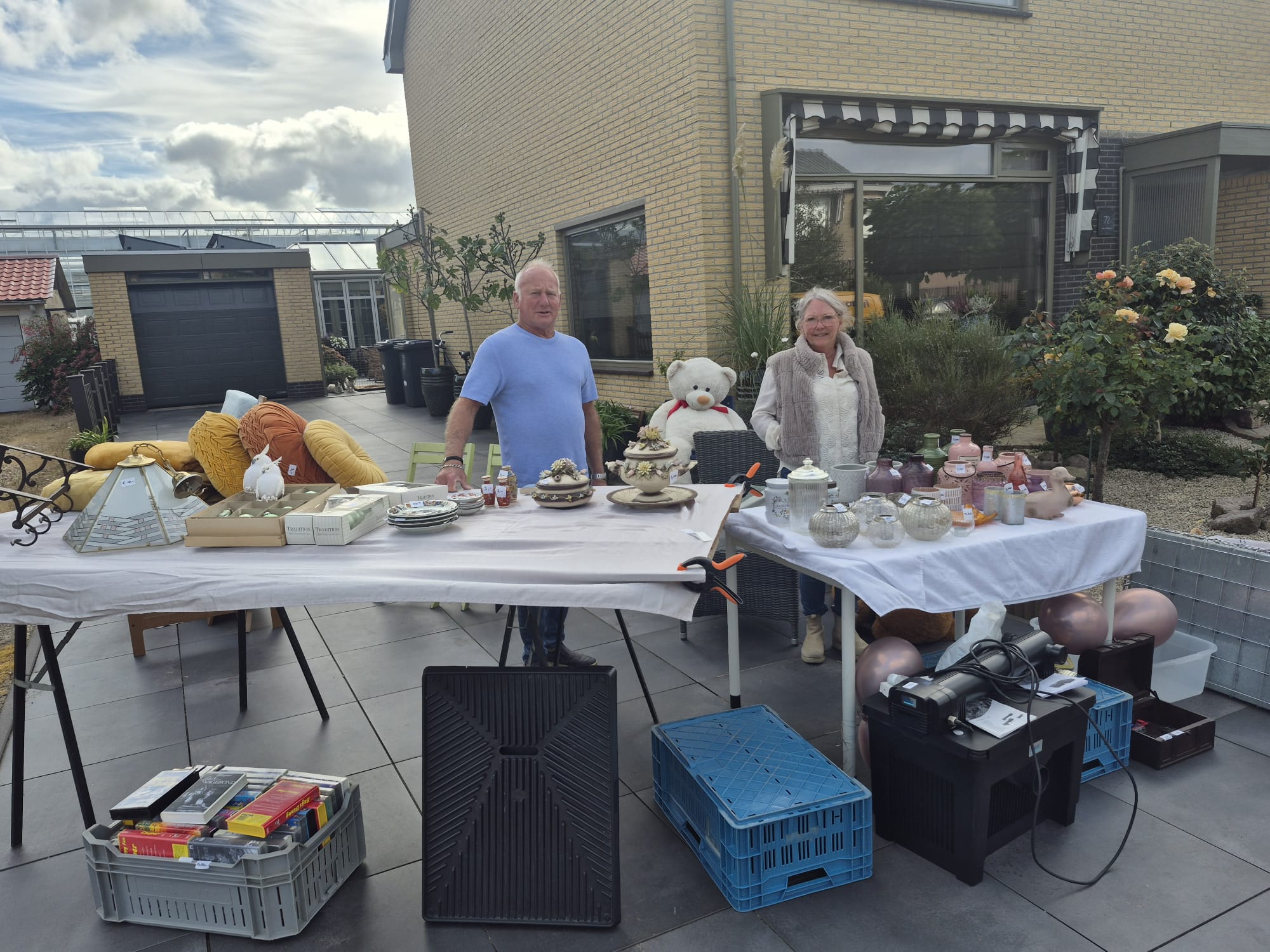 Voortuin rommelmarkt in Heenweg
